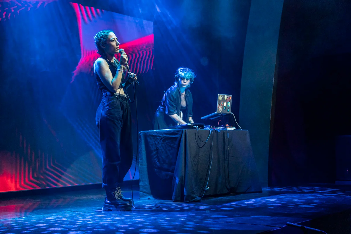 14_two-tyra-live-visuals-hayley-cantor